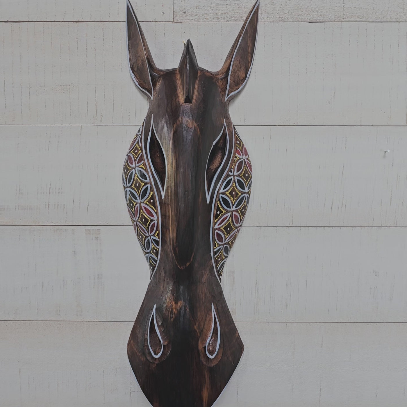 Safari Giraffe Wall Art – Hand Carved Wooden Mask with Tribal Dot Motif, Rustic Boho Decor